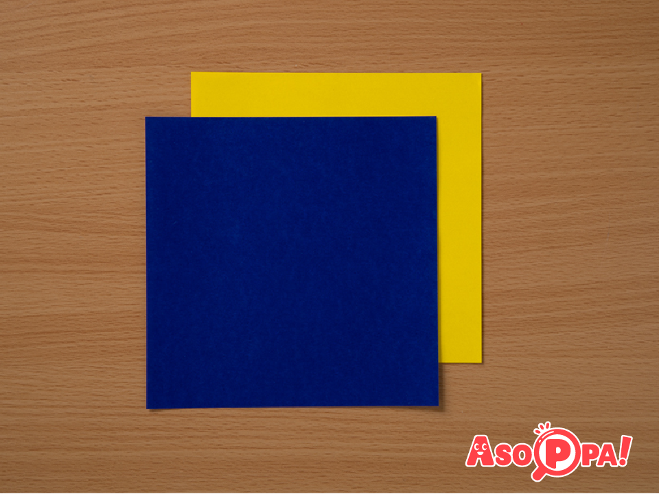 違う色の紙を用意し、それぞれを半分に切って、全部で４枚の長方形を用意