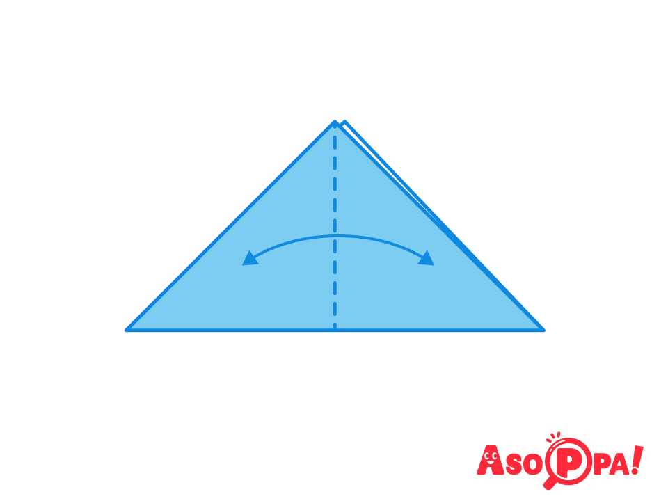 三角に半分に折り目を付けて開く。