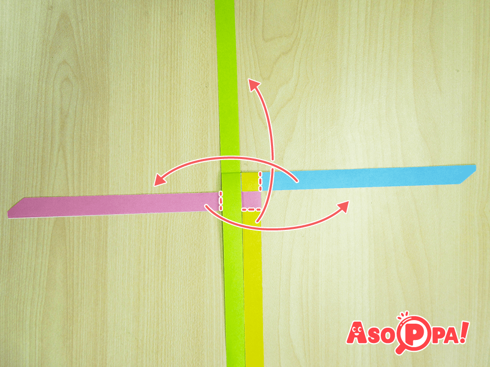 ピンク、黄色、水色も同様に矢印の方向へ順に折る。