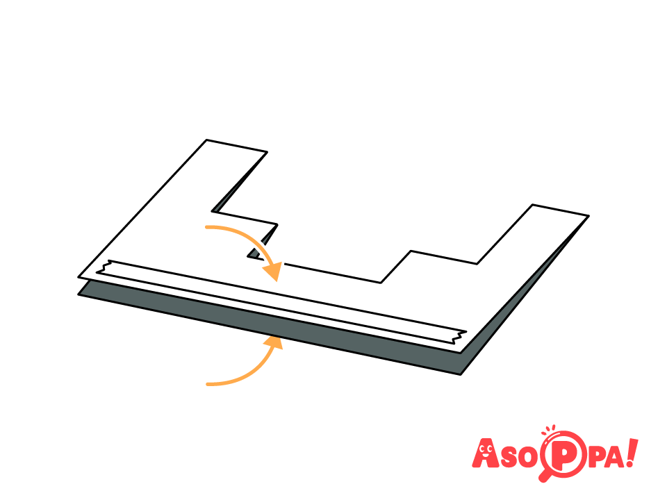 ※階段の貼り方（1）
階段の紙を閉じた状態で両端に両面テープを付ける。