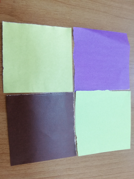 普通の折り紙を4つに切ります。最大４色の折り紙を用意し、それぞれ1枚ずつ選んで、元のサイズになるように組み合わせてセロハンテープでとめます。