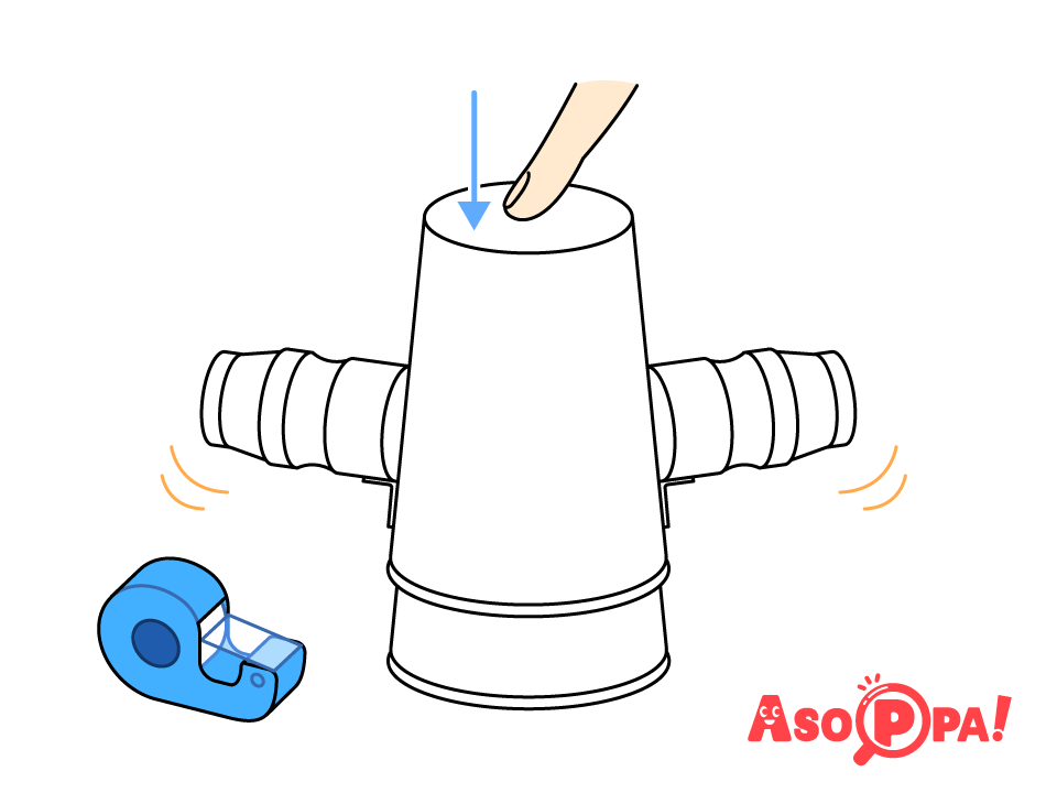 紙コップの上を指で押した状態で、乳酸菌飲料の容器の下部を図のようにセロハンテープで留める。