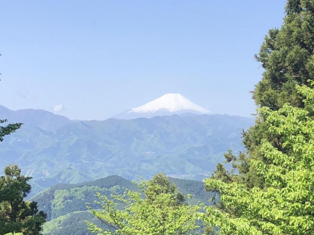 9:50
山頂まで
新緑が綺麗で
楽しいコースです！
景信山山頂からの
富士山も綺麗で
大満足です！
ここで、朝食に
なめこ汁と
焼きおにぎりを！
と思って
準備しましたが、
お茶屋さんが
やってないんです…
ここでは
コーヒーブレイク
だけして、
小仏城山
目指します。
なめこ汁あるはず
なので…