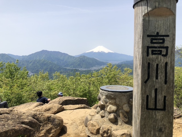 10:08
高川山山頂到着。
ち、ち、近い。
登るより
眺めるもんだな〜、
富士は。
登ったことないけど
ププっ。