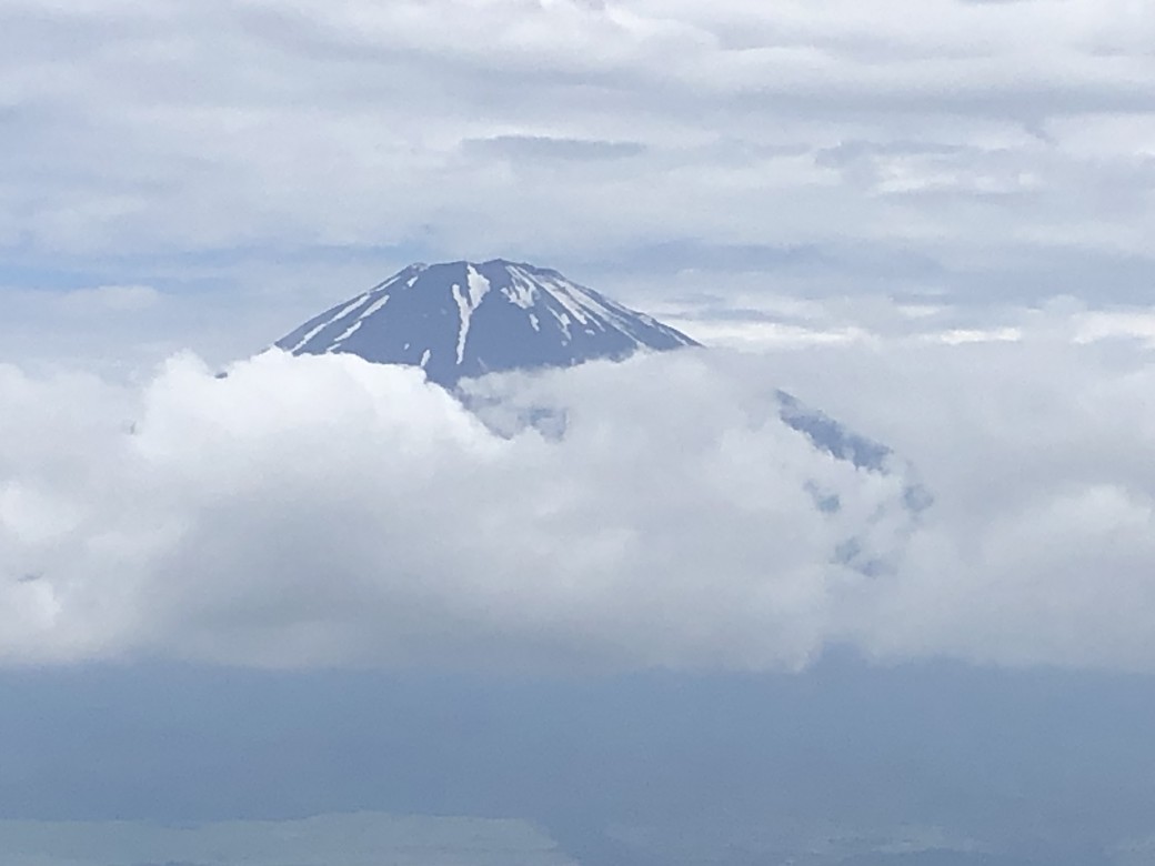 富士の展望の名所。
この時点では、
曇りがちでしたね。
富士が
腹巻きしてますね。