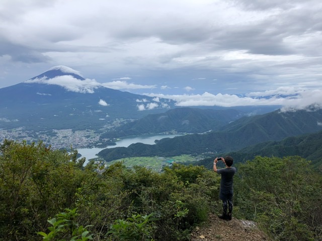 山頂から
５分くらいのところ
に展望台あり。

富士山でかっー。

ここサイコーっす。
ここはいいわー。
この景色を見ながら、
塩大福を頬張る、
こんな休憩、
最高っす。
登ってきて正解！

ほんで、ここまで、
１組の登山客にしか会わず。
少し寂しい。
