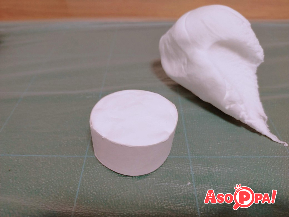 紙粘土をペーパーの芯に詰めます。