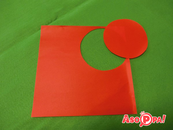 折り紙を丸く切ります。紙皿中央の丸いところと同じくらいの大きさにします。