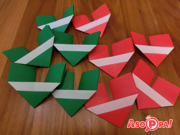 用意した１０枚の折り紙を全て折り、パーツを１０個作ります。