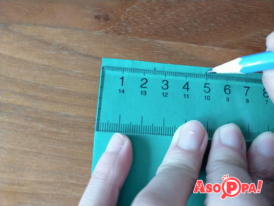 定規で「幅2.5㎝ × 長さ25㎝」と「幅2.5㎝ × 長さ12.5㎝」を測って、はさみで切ります。（難しい場合はおうちの方がサポートしましょう）
