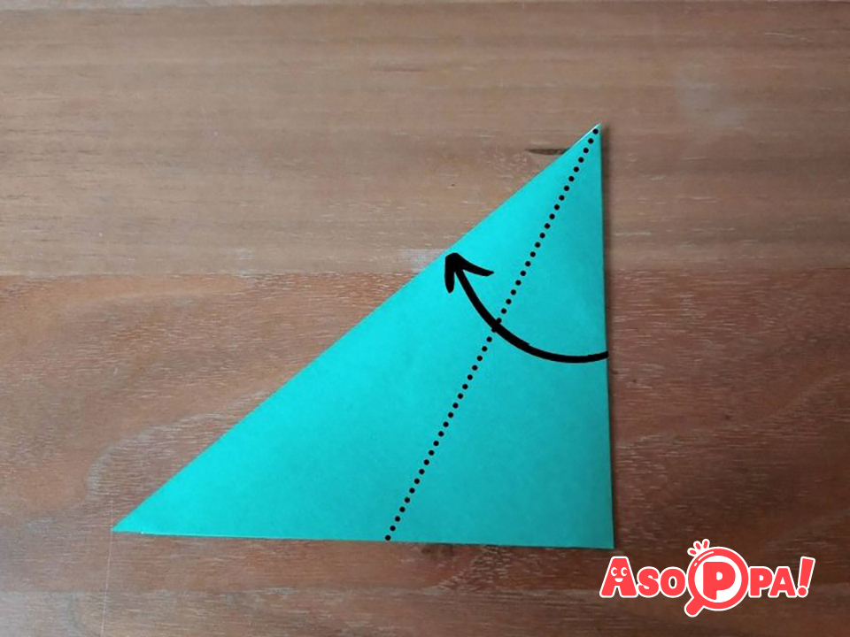 次はうらじろを作ります。緑の折り紙を２回三角に折ると写真のようになります。そして、右の辺をななめの辺に合わせるように折ります。