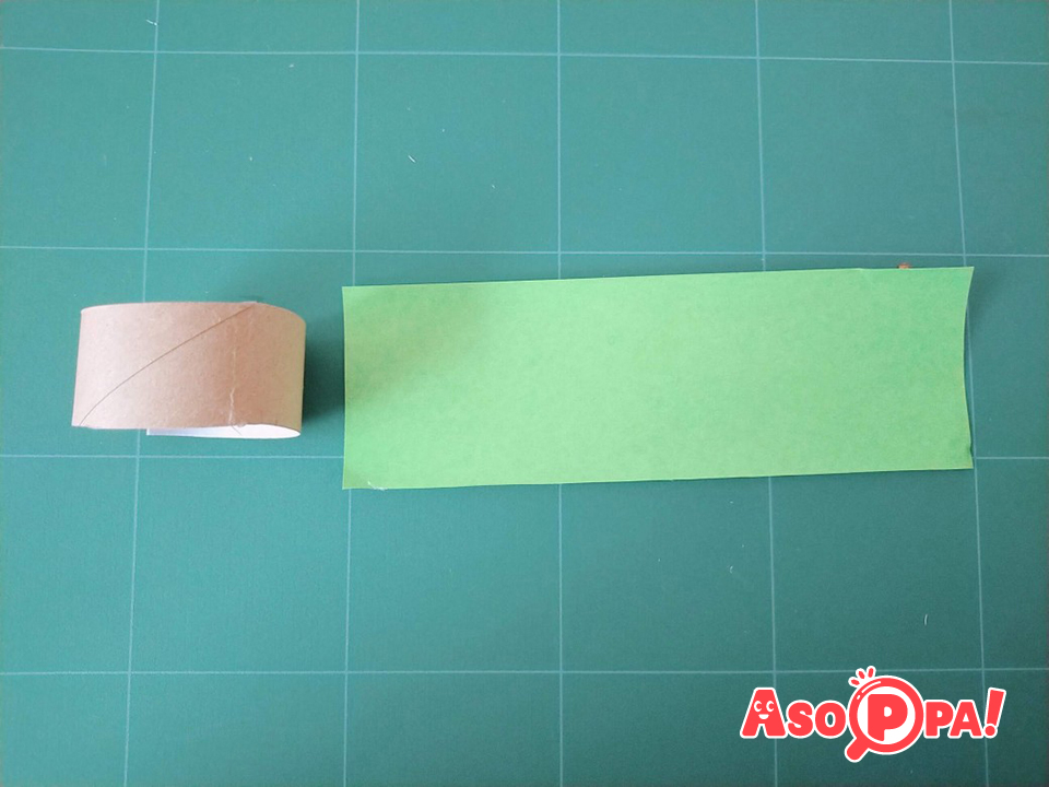 折り紙を３～４㎝の幅に切ります。（土台の幅より少し広くしましょう）