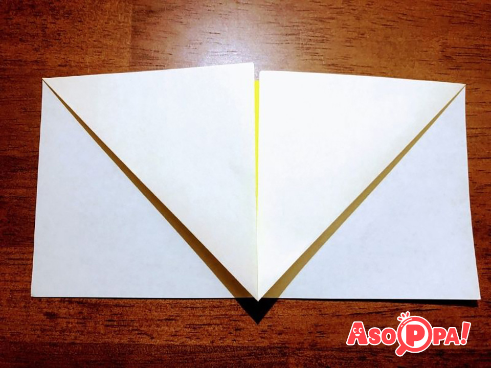 真ん中の線に合わせて、上の紙をななめに折ります。
