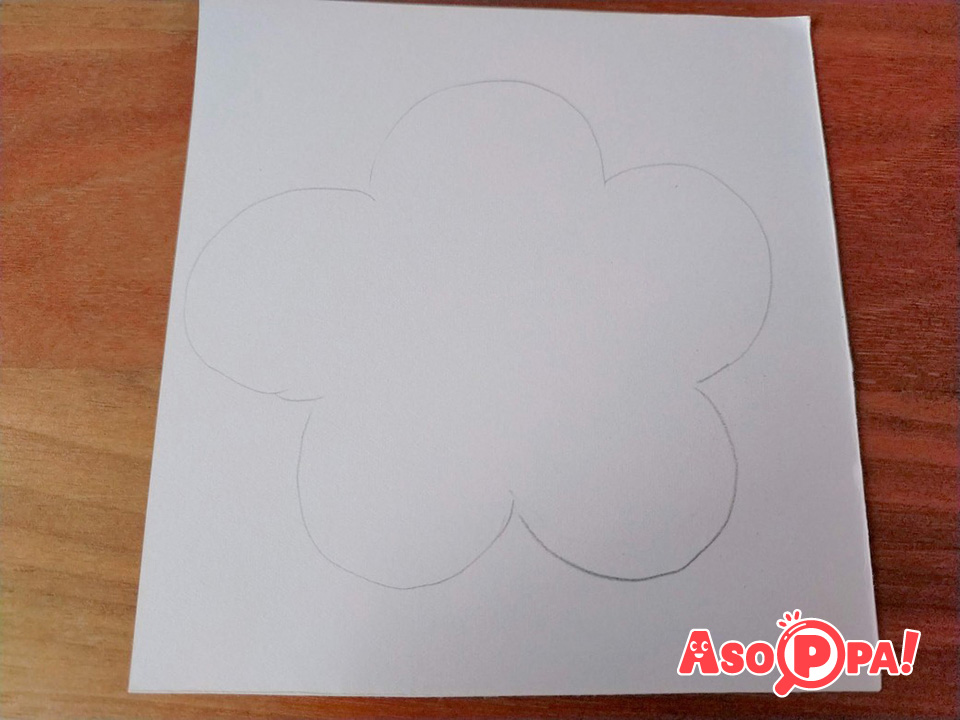 画用紙にえんぴつで簡単に花の形を下書きします。