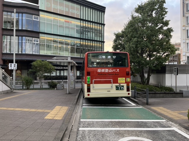 こちらのバス停から
明神ヶ岳の登山口付近、
宮城野営業所バス停を目指します。
セブンが近くにあります。
忘れものはここで調達できますね。