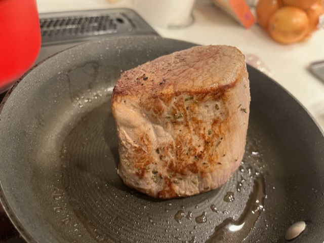 外側を焼いていきます。
肉汁はソースで使います。
お肉は60度のお湯に
ジプロックに入れたお肉を投入します
180分つけときます。
つけ終わったら、粗熱を取ったあとに
冷蔵庫で1日寝かせます。
時間かかりますよね。