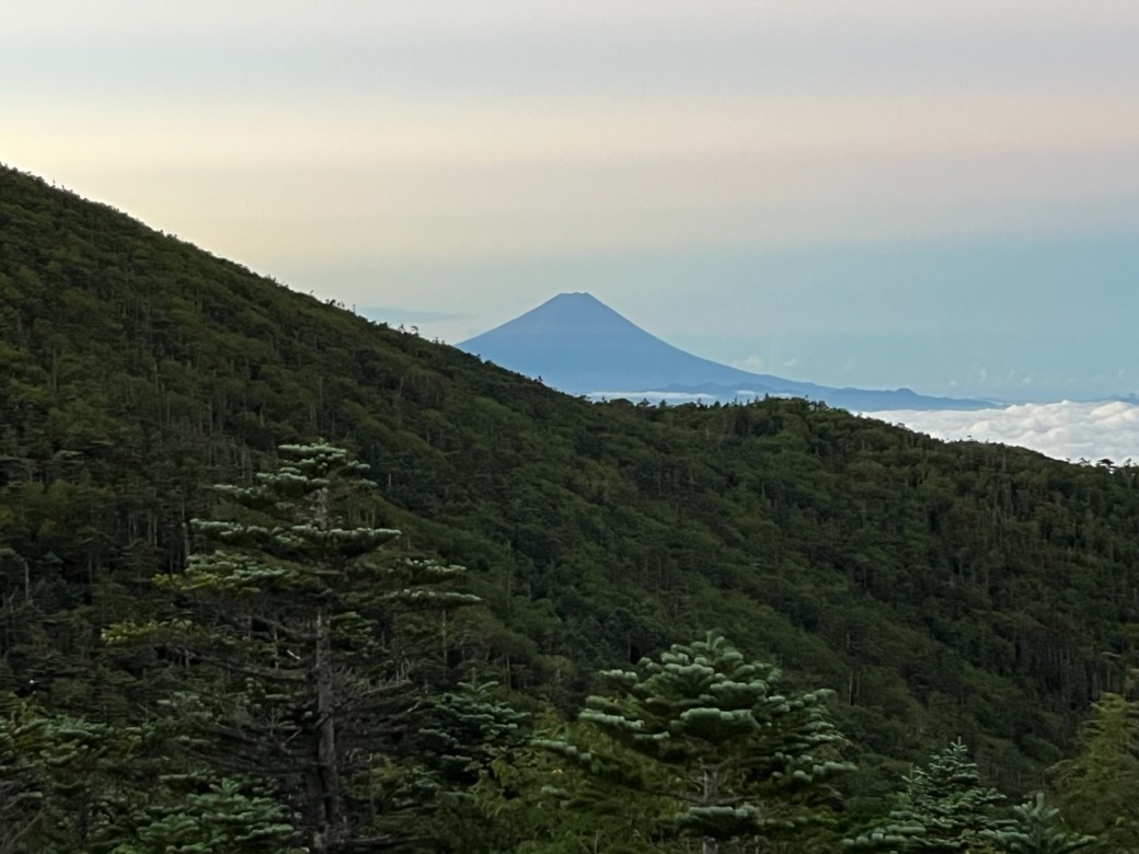 前国師ケ岳からの富士山。
空の色が素敵。
紅葉の時期に来てみたい