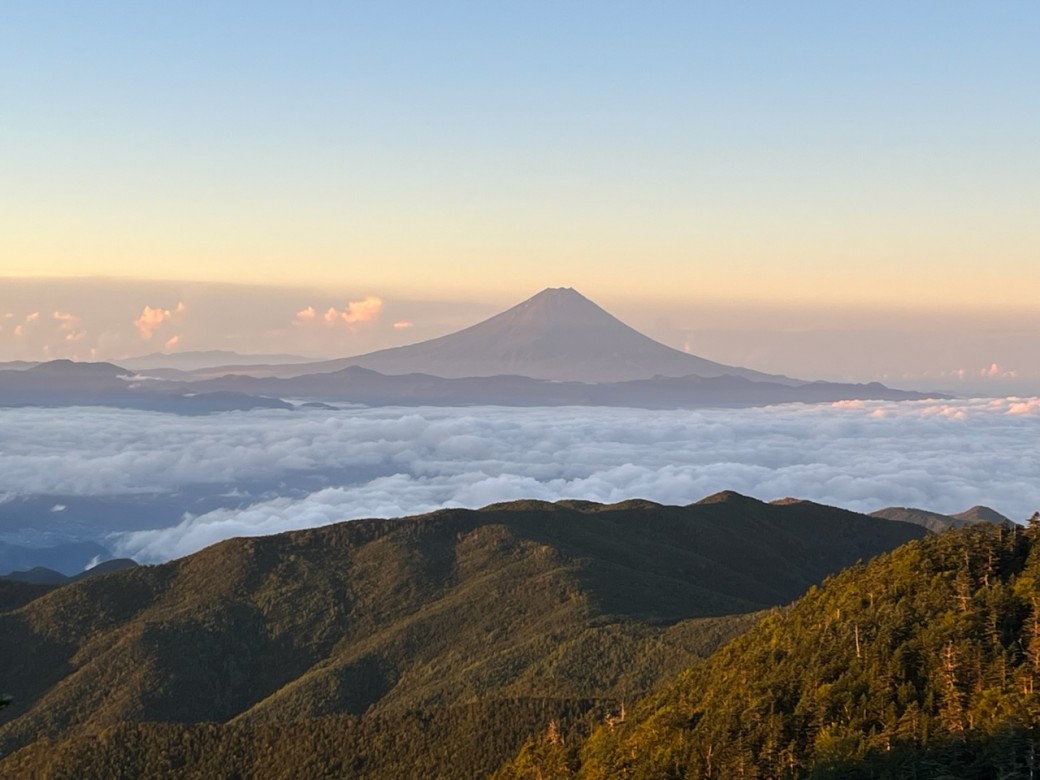 国師ケ岳山頂からの朝焼けの富士。
雲海といい、素敵です。