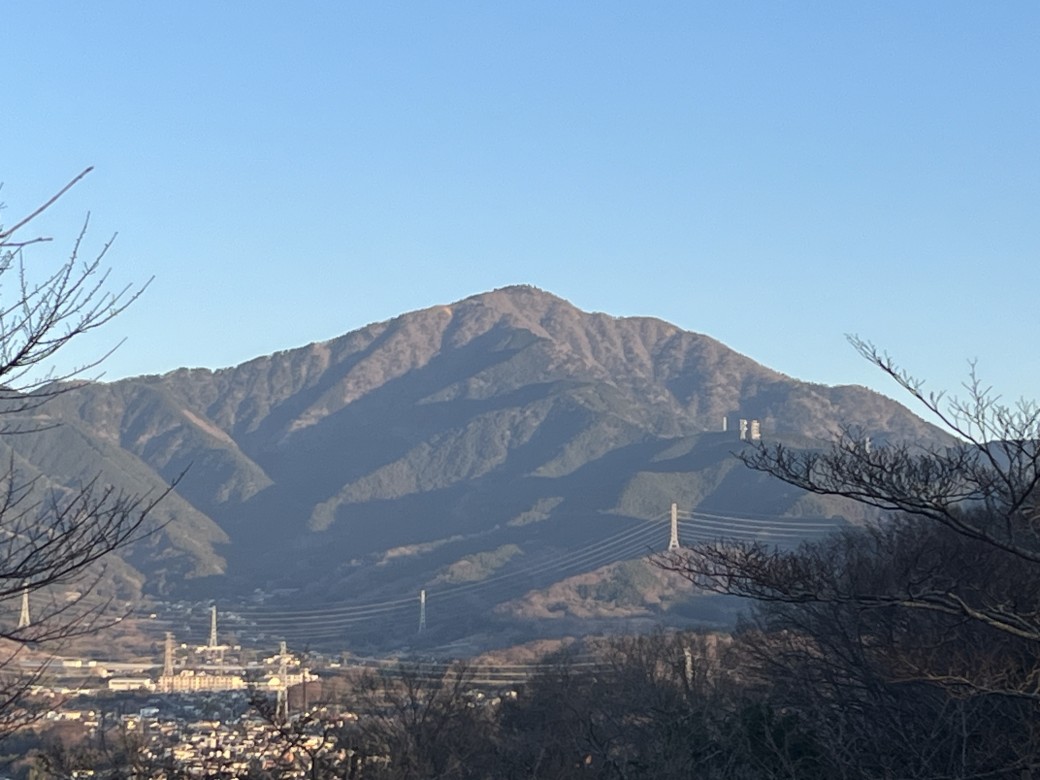 弘法山から、目指す大山を愛でる。