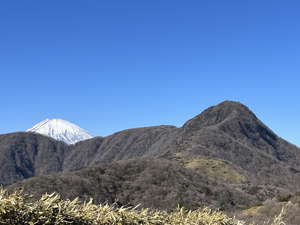 明神ヶ岳までの登山途中。
右が金時山です。